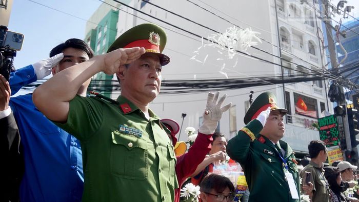 Lực lượng vũ trang và quần chúng nhân dân chào tiễn đưa các Anh hùng liệt sĩ.