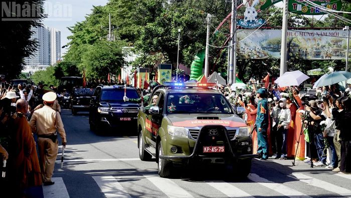 Đoàn xe đưa hài cốt 731 liệt sĩ bắt đầu di chuyển về Nghĩa trang Liệt sĩ Thành phố Hồ Chí Minh.