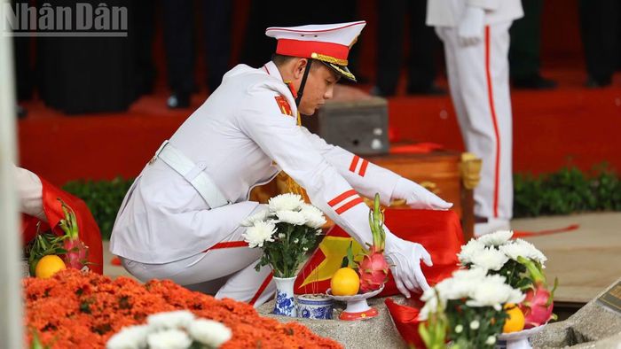 Hài cốt liệt sĩ được đưa vào nơi an táng.