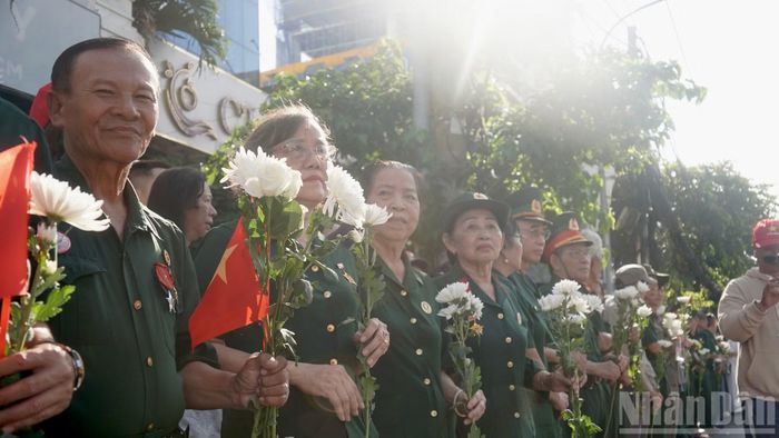 Những cựu chiến binh chờ tiễn đưa đồng đội về nơi an nghỉ cuối cùng.