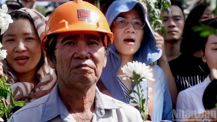 Người dân hát vang bài hát "Tiến Quân ca" khi tiễn các liệt sĩ về nơi an nghỉ cuối cùng.