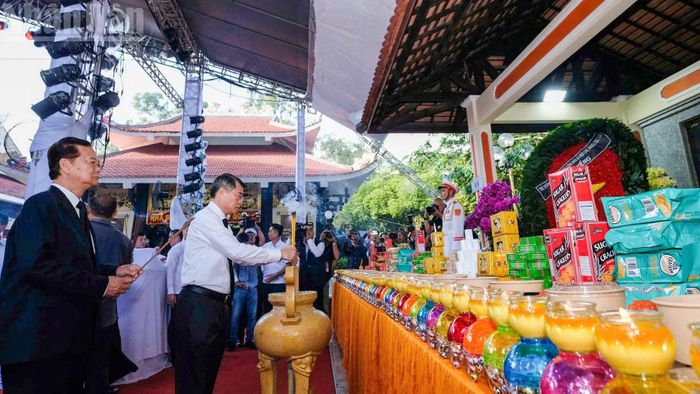Thủ tướng Lê Minh Hưng và nguyên Thủ tướng Nguyễn Tấn Dũng dâng hương tại lễ viếng.