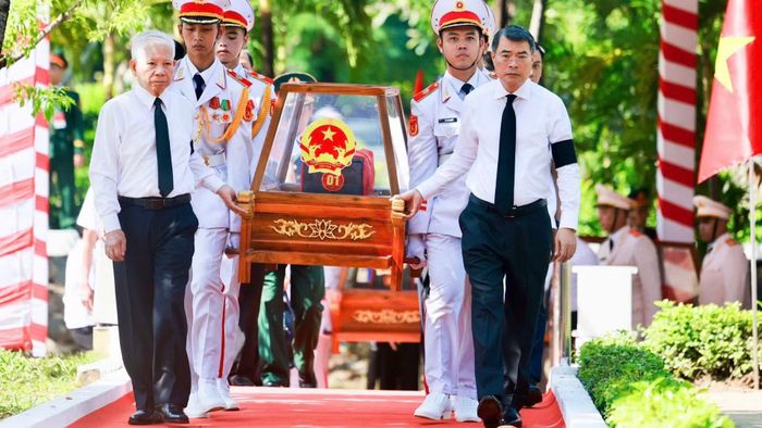 Thủ tướng Lê Minh Hưng và nguyên Chủ tịch nước Nguyễn Minh Triết đưa hài cốt liệt sĩ an táng tại Nghĩa trang liệt sĩ tại Thành phố Hồ Chí Minh.