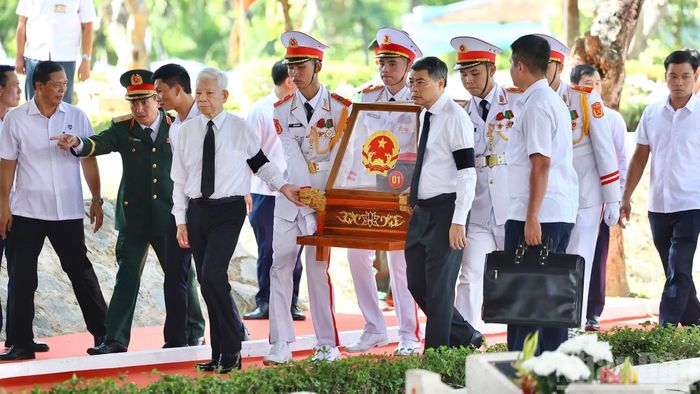 Lãnh đạo Đảng, Nhà nước đưa hài cốt liệt sĩ vào nghĩa trang.