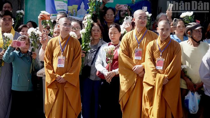 Người dân và các tăng lữ xúc động tiễn đưa các liệt sĩ.