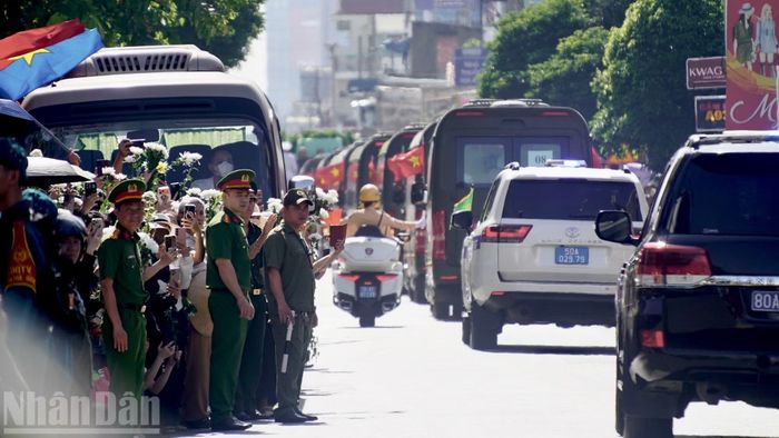 Đoàn xe di chuyển về nghĩa trang liệt sĩ.