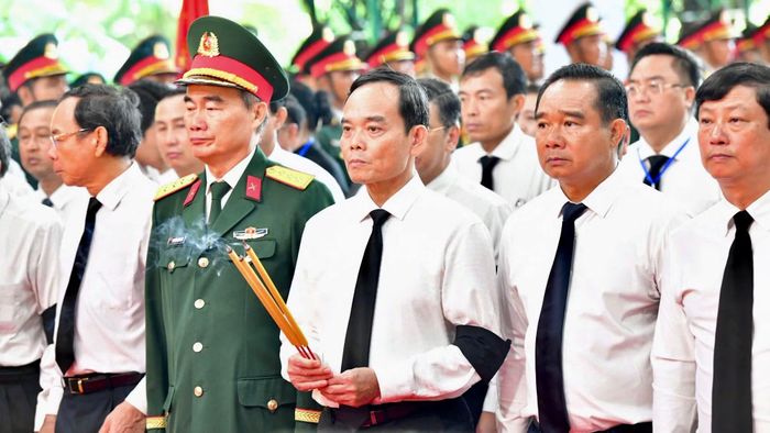 Đồng chí Trần Lưu Quang, Ủy viên Bộ Chính trị, Bí thư Thành ủy Thành phố Hồ Chí Minh và đoàn đại biểu Thành phố dâng hương tại lễ viếng liệt sĩ tại Công viên Lê Thị Riêng.