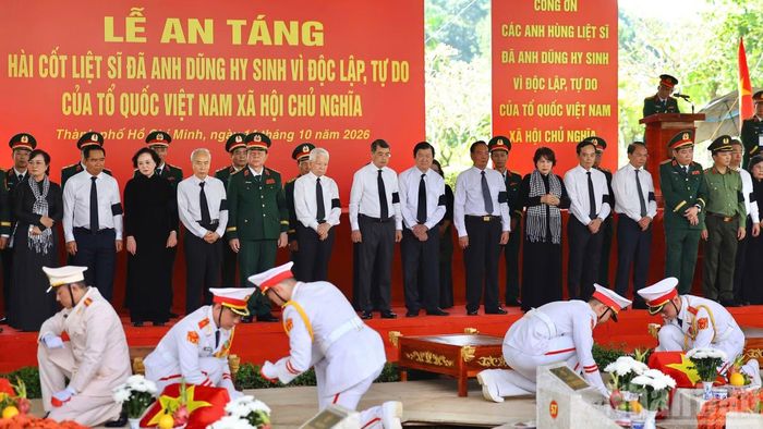 Các đồng chí lãnh đạo Đảng, Nhà nước dự lễ an táng hài cốt liệt sĩ.