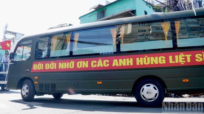 Đoàn xe di chuyển về nghĩa trang liệt sĩ Thành phố.