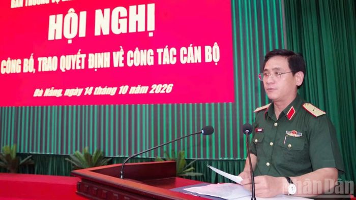 Đồng chí Thiếu tướng Phan Đại Nghĩa, Phó Tư lệnh kiêm Tham mưu trưởng Quân khu 5 phát biểu tại chương trình. (Ảnh: ANH ĐÀO)