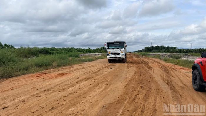 Dự án trục ven biển ĐT.719B đoạn Hòn Lan-Tân Hải chậm tiến độ. (Ảnh: THANH HẢI)