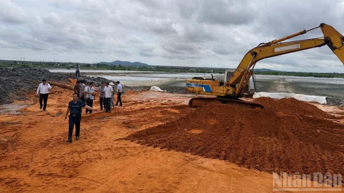 Nhà thầu dự án trục ven biển ĐT.719B đoạn Hòn Lan-Tân Hải chỉ đưa vài phương tiện khi có đoàn kiểm tra của tỉnh đến. (Ảnh: THANH HẢI)