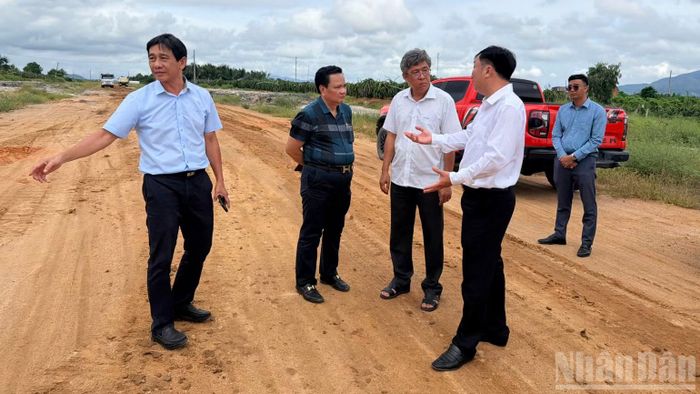 Lãnh đạo tỉnh kiểm tra thực địa dự án trục ven biển ĐT.719B đoạn Hòn Lan-Tân Hải. (Ảnh: THANH HẢI)