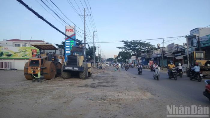 Dự án đường Trần Quý Cáp vẫn chậm tiến độ, ảnh hưởng đến cuộc sống người dân. (Ảnh: THANH HẢI)