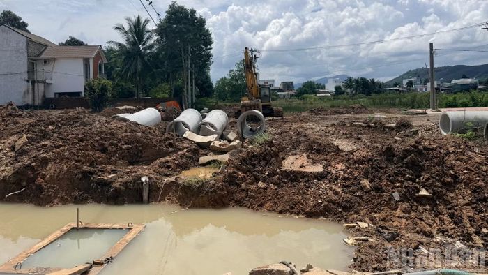 Dự án đường N26 đoạn 145m chỉ có một xe xúc trên công trường. (Ảnh: THANH HẢI)
