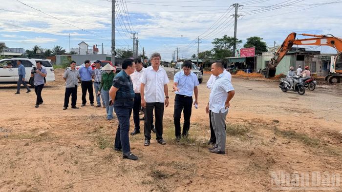 Vòng xoay dự án đường ĐT.719B còn ngổn ngang. (Ảnh: THANH HẢI)
