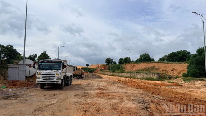 Dự án trục ven biển ĐT.719B chậm tiến độ. (Ảnh: THANH HẢI)