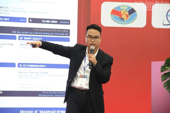 Ông Bùi Trung Kiên, Giám đốc Kinh doanh mảng Smart IoT & Smart Factory, Công ty Cổ phần Giải pháp Tự động hóa ETEC, chia sẻ về ba trụ cột của nhà máy thông minh. (Ảnh: Bảo Ngân)