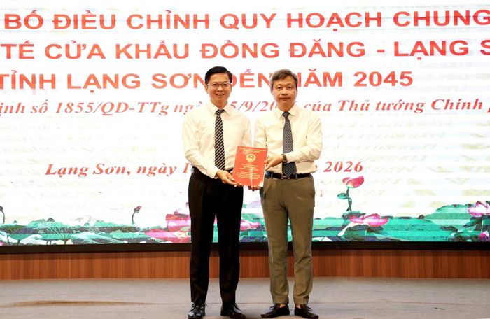 Đại diện Bộ Xây dựng trao quyết định của Thủ tướng Chính phủ cho lãnh đạo Ủy ban nhân dân tỉnh Lạng Sơn. (Ảnh: TRÍ DŨNG)