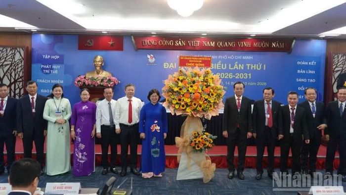 Thành ủy, Hội đồng nhân dân, Ủy ban nhân dân, Ủy ban Mặt trận Tổ quốc Việt Nam Thành phố Hồ Chí Minh tặng hoa chúc mừng Đại hội. (Ảnh: LINH BẢO)