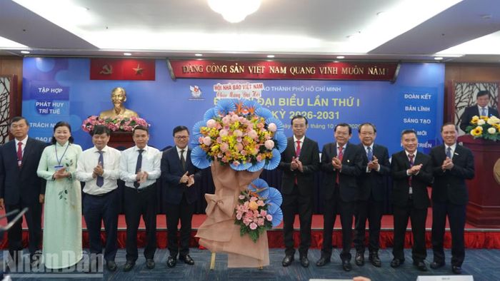 Hội Nhà báo Việt Nam tặng hoa chúc mừng Đại hội. (Ảnh: LINH BẢO)