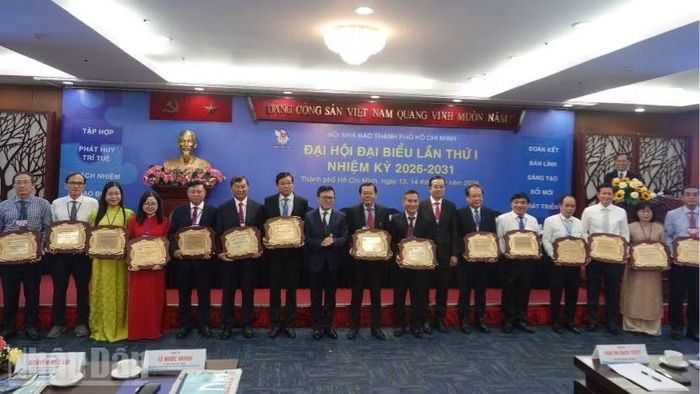 Đồng chí Lê Quốc Minh trao Kỷ niệm chương cho các Ủy viên Ban chấp hành nhiệm kỳ 2020-2026 không tái cử. (Ảnh: LINH BẢO)