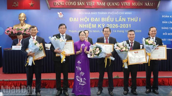 Trao Bằng khen của Ủy ban Mặt trận Tổ quốc Việt Nam Thành phố Hồ Chí Minh cho 1 tập thể và 4 cá nhân tiêu biểu. (Ảnh: LINH BẢO)