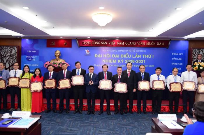 Đồng chí Lê Quốc Minh trao Kỷ niệm chương cho các Ủy viên Ban chấp hành nhiệm kỳ 2020-2026 không tái cử. (Ảnh: LINH BẢO)