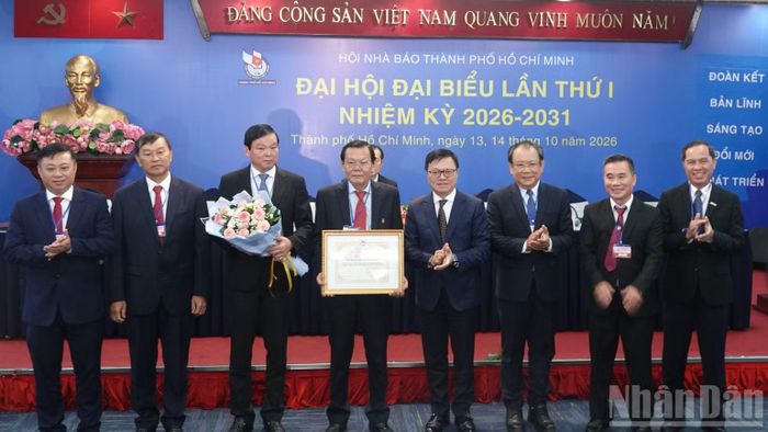 Đồng chí Lê Quốc Minh trao tặng Bằng khen của Hội Nhà báo Việt Nam cho Hội Nhà báo Thành phố Hồ Chí Minh nhiệm kỳ 2020-2026. (Ảnh: LINH BẢO)