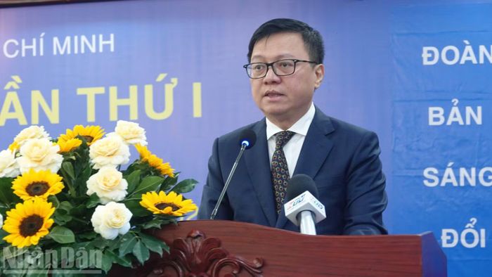 Đồng chí Lê Quốc Minh, Ủy viên Trung ương Đảng, Tổng Biên tập Báo Nhân Dân, Phó Trưởng ban Tuyên giáo Trung ương, Chủ tịch Hội Nhà báo Việt Nam phát biểu chỉ đạo Đại hội. (Ảnh: LINH BẢO)