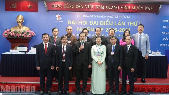 Ban chấp hành Hội Nhà báo Thành phố Hồ Chí Minh khóa 1, nhiệm kỳ 2026-2031 ra mắt Đại hội. (Ảnh: LINH BẢO)