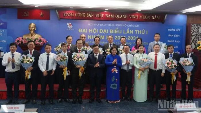 Đồng chí Lê Quốc Minh, Ủy viên Trung ương Đảng, Tổng Biên tập Báo Nhân Dân, Phó Trưởng ban Tuyên giáo Trung ương, Chủ tịch Hội Nhà báo Việt Nam; đồng chí Văn Thị Bạch Tuyết, Phó Bí thư Thành ủy Thành phố tặng hoa chúc mừng Ban chấp hành Hội Nhà báo thành phố khóa 1, nhiệm kỳ 2026-2031. (Ảnh: LINH BẢO)
