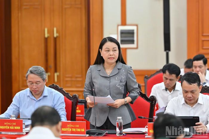 Phó Chánh Văn phòng Thường trực Văn phòng Trung ương Đảng Nguyễn Thị Thu Hà báo cáo tóm tắt kết quả công tác quý III và nhiệm vụ trọng tâm quý IV/2026. (Ảnh: THỦY NGUYÊN)