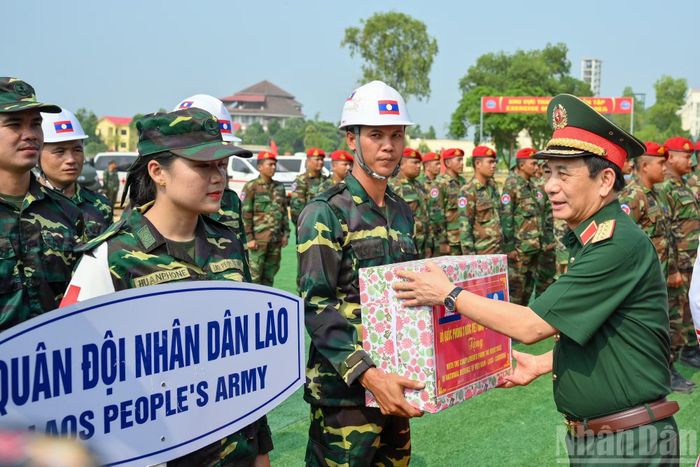 Với những kết quả đạt được từ Diễn tập chung về phòng thủ dân sự năm 2026, Quân đội ba nước Việt Nam-Lào-Campuchia sẽ tiếp tục phát huy năng lực, đoàn kết, chủ động, sáng tạo, tăng cường hợp tác quốc tế trong lĩnh vực phòng thủ dân sự, luôn vững vàng trước mọi tình huống, xứng đáng với niềm tin của Đảng, Nhà nước và nhân dân ba nước Việt Nam-Lào-Campuchia. (Ảnh: THẾ ĐẠI)