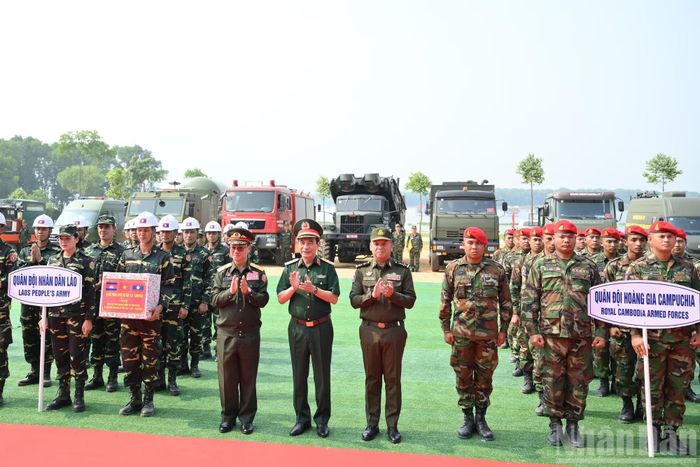 Đại tướng Phan Văn Giang, Đại tướng Khamliang Outhakaysone và Đại tướng Tea Seiha trao quà động viên lực lượng tham gia Diễn tập. (Ảnh: THẾ ĐẠI)