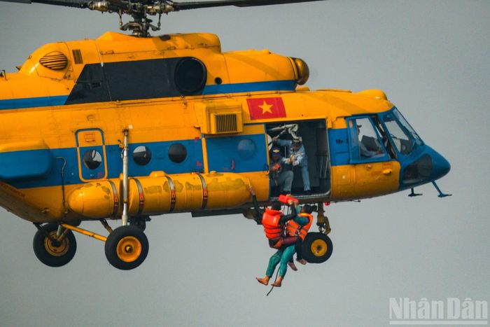 Diễn tập ứng cứu khẩn cấp nhân dân vùng ngập lụt. (Ảnh: THẾ ĐẠI)