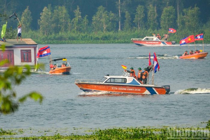  Giai đoạn 1 là tổ chức chuẩn bị ứng phó thảm họa siêu bão﻿, với các vấn đề huấn luyện: Thiết lập sở chỉ huy liên hợp và giao nhiệm vụ, tổ chức hiệp đồng. (Ảnh: THẾ ĐẠI) 