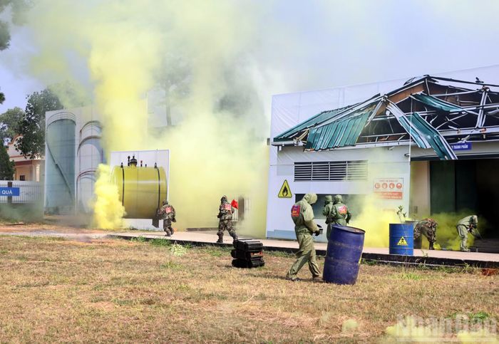 Giai đoạn 2 là thực hành ứng phó thảm họa siêu bão, với các vấn đề huấn luyện: Ứng cứu khẩn cấp nhân dân vùng ngập lụt và triển khai bệnh viện dã chiến; ứng cứu sập đổ công trình; ứng phó sự cố rò rỉ, phát tán hóa chất nguy hiểm. (Ảnh: THẾ ĐẠI)