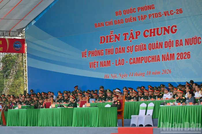 Đại tướng Phan Văn Giang, Ủy viên Bộ Chính trị, Phó Bí thư Quân ủy Trung ương, Phó Thủ tướng Chính phủ, Bộ trưởng Quốc phòng nước Cộng hòa xã hội chủ nghĩa Việt Nam; Đại tướng Khamliang Outhakaysone, Ủy viên Bộ Chính trị Trung ương Đảng Nhân dân Cách mạng Lào, Phó Thủ tướng Chính phủ, Bộ trưởng Quốc phòng nước Cộng hòa Dân chủ Nhân dân Lào; Đại tướng Tea Seiha, Phó Thủ tướng Chính phủ, Bộ trưởng Quốc phòng Vương quốc Campuchia cùng các đại biểu tại buổi diễn tập. (Ảnh: THẾ ĐẠI)