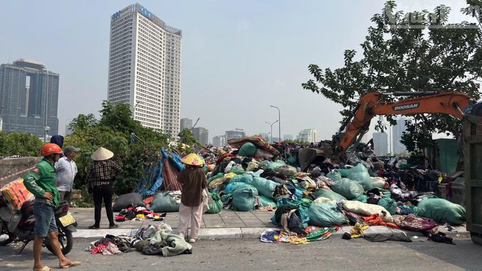 Công nhân Công ty Môi trường đô thị Hà Nội (URENCO) đã bắt đầu thu gom từ ngày 13/10, dự kiến hoàn thành trong khoảng 2-3 ngày.