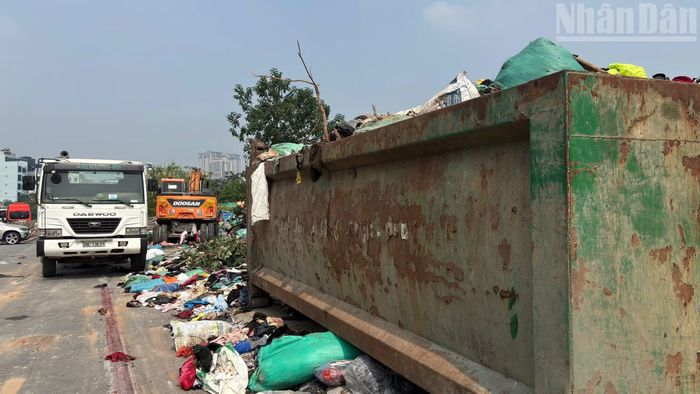 Toàn bộ số quần áo sẽ được vận chuyển đến Nhà máy xử lý rác thải Nam Sơn để xử lý.