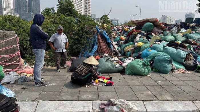 Tuy nhiên, phần lớn lượng quần áo đã xuống cấp, không còn bảo đảm điều kiện để tái sử dụng thông thường.