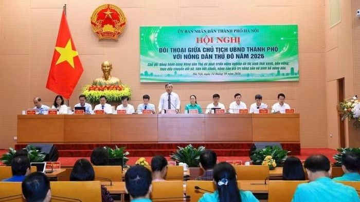 Chủ tịch thành phố Hà Nội và lãnh đạo các sở, ngành đối thoại với nông dân. (Ảnh: Ngọc Anh)