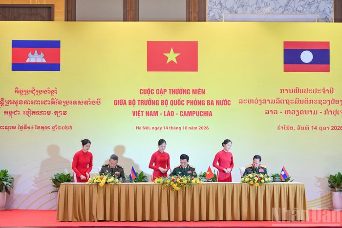 Bộ trưởng Quốc phòng ba nước ký Biên bản Cuộc gặp thường niên giữa Bộ trưởng Quốc phòng ba nước Việt Nam-Lào-Campuchia. (Ảnh: THẾ ĐẠI)