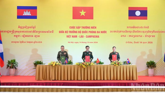 Ký Biên bản Cuộc gặp thường niên giữa Bộ trưởng Quốc phòng ba nước Việt Nam-Lào-Campuchia. (Ảnh: THẾ ĐẠI)