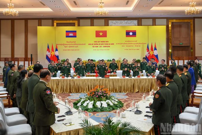 Đại tướng Phan Văn Giang, Bộ trưởng Quốc phòng nước Cộng hòa xã hội chủ nghĩa Việt Nam; Đại tướng Khamliang Outhakaysone,Bộ trưởng Quốc phòng nước Cộng hòa Dân chủ Nhân dân Lào và Đại tướng Tea Seiha Bộ trưởng Quốc phòng Vương quốc Campuchia cùng các đại biểu tại cuộc gặp. (Ảnh: THẾ ĐẠI)