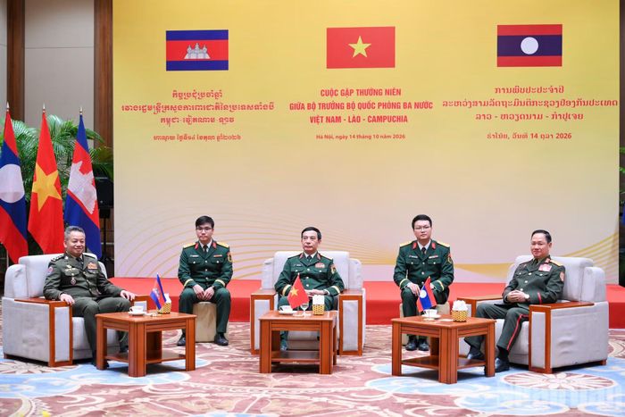 Đại tướng Phan Văn Giang, Ủy viên Bộ Chính trị, Phó Bí thư Quân ủy Trung ương, Phó Thủ tướng Chính phủ, Bộ trưởng Quốc phòng nước Cộng hòa xã hội chủ nghĩa Việt Nam; Đại tướng Khamliang Outhakaysone, Ủy viên Bộ Chính trị Trung ương Đảng Nhân dân Cách mạng Lào, Phó Thủ tướng Chính phủ, Bộ trưởng Quốc phòng nước Cộng hòa Dân chủ Nhân dân Lào; Đại tướng Tea Seiha, Phó Thủ tướng Chính phủ, Bộ trưởng Quốc phòng Vương quốc Campuchia trước cuộc gặp. (Ảnh: THẾ ĐẠI)