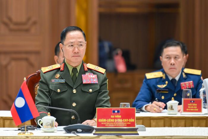 Đại tướng Khamliang Outhakaysone, Ủy viên Bộ Chính trị Trung ương Đảng Nhân dân Cách mạng Lào, Phó Thủ tướng Chính phủ, Bộ trưởng Quốc phòng nước Cộng hòa Dân chủ Nhân dân Lào tại cuộc gặp. (Ảnh: THẾ ĐẠI)
