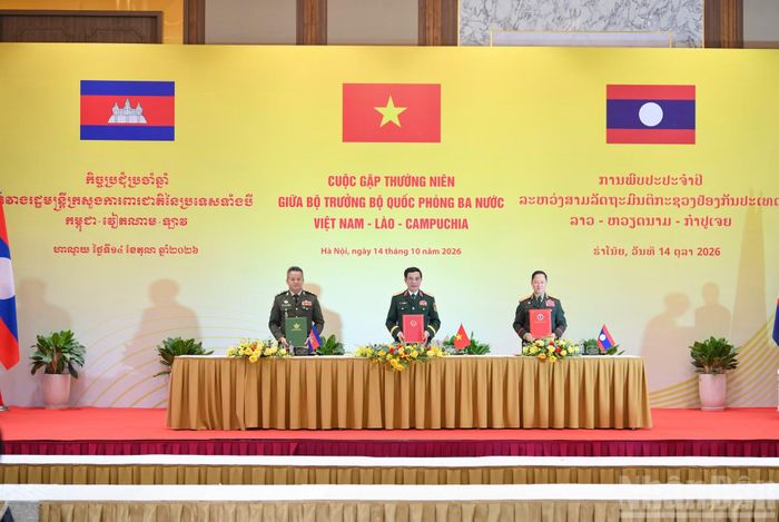 Bộ trưởng Quốc phòng ba nước Việt Nam-Lào-Campuchia ký Biên bản Cuộc gặp thường niên. (Ảnh: THẾ ĐẠI)