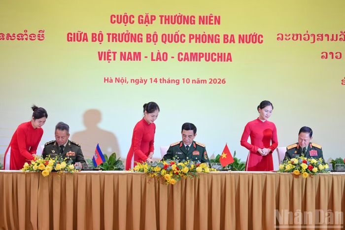 Bộ trưởng Quốc phòng ba nước Việt Nam-Lào-Campuchia ký Biên bản Cuộc gặp thường niên. (Ảnh: THẾ ĐẠI)